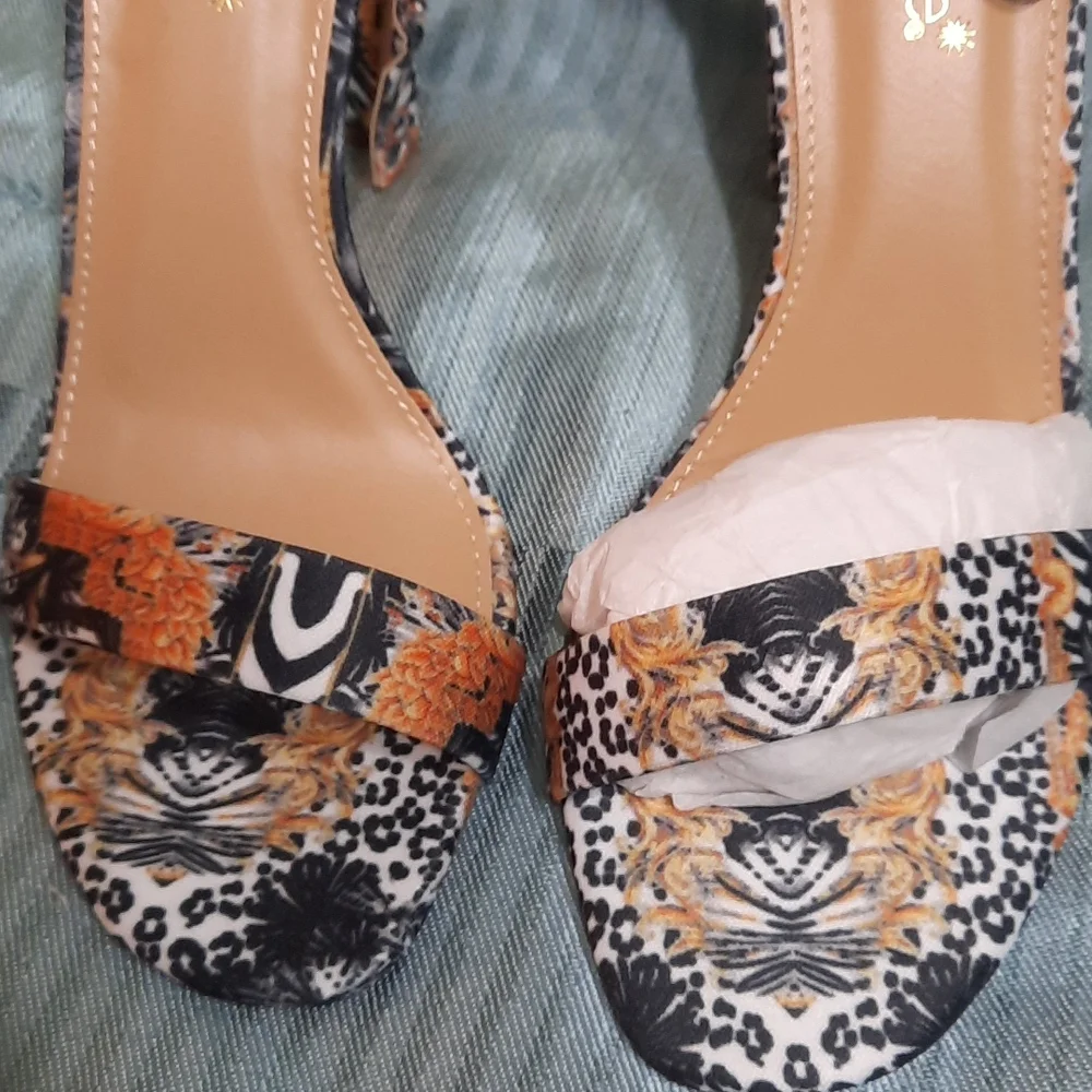 Heels with beautiful print - Picture 2 of 5